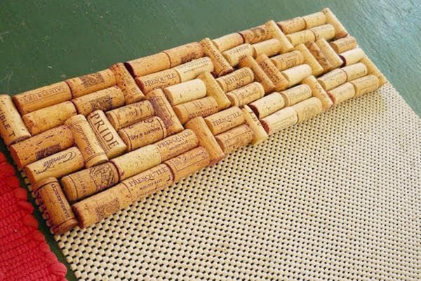 Fabriquer un tapis à partir d'un support en caoutchouc et de bouchons de vin