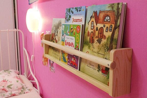 Petite bibliothèque au dessus du lit dans la chambre des enfants