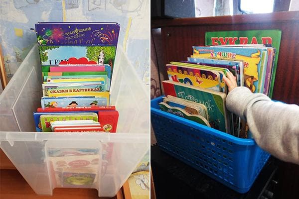 Ranger les livres pour enfants dans des paniers en plastique