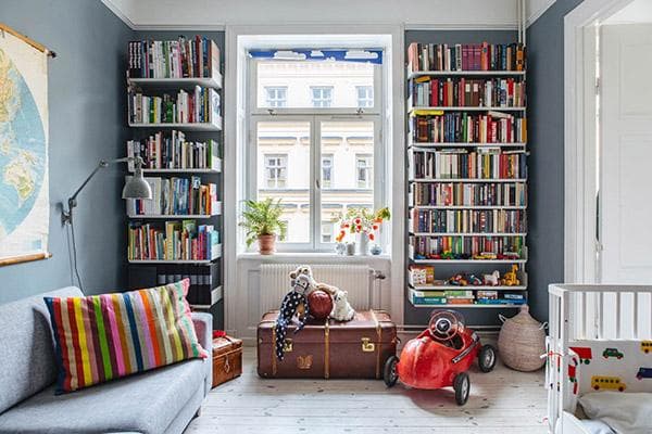 Bibliothèques dans la chambre de bébé