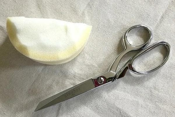 Découper un jouet en caoutchouc mousse