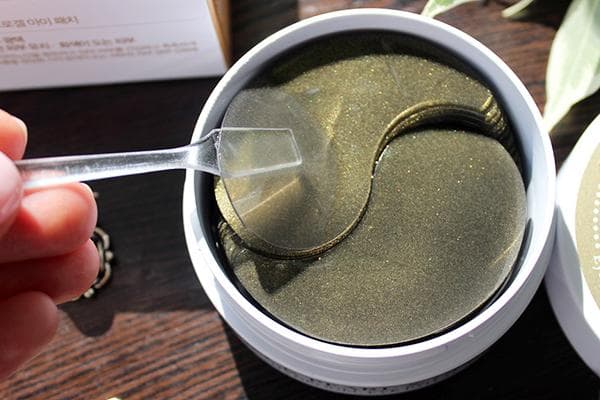 Utiliser une spatule en plastique pour retirer les patchs d'un pot