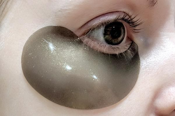 Utiliser un patch hydrogel pour prendre soin de la peau du contour des yeux