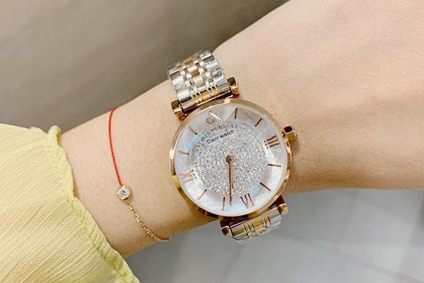 Regarder sur la main d'une femme