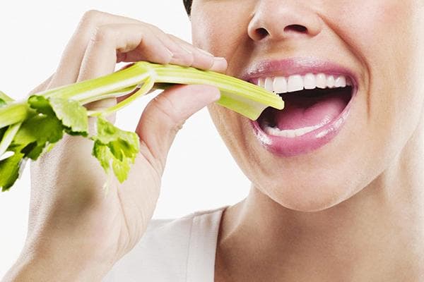 Femme mangeant du céleri