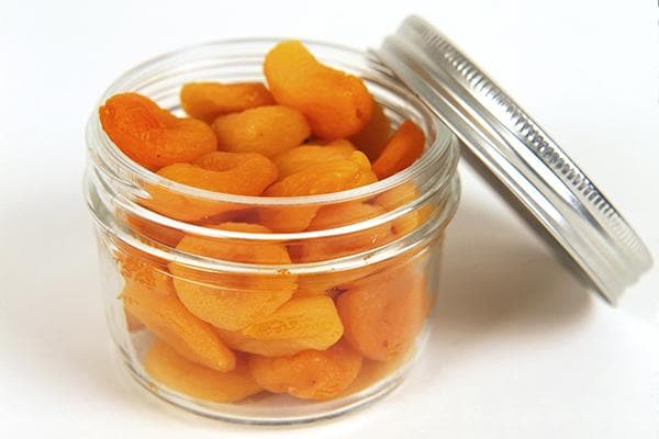Abricots secs dans un bocal en verre