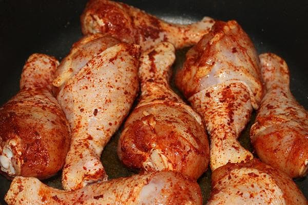 Cuisses de poulet épicées avant la cuisson