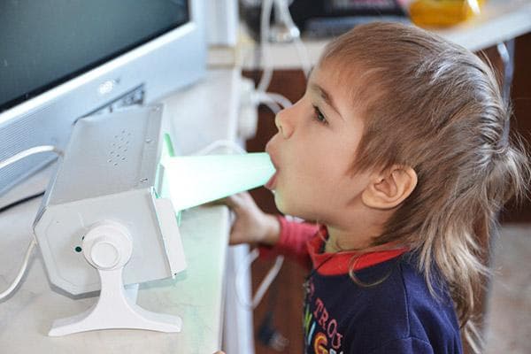 Traitement de la gorge d'un enfant avec une lampe à quartz