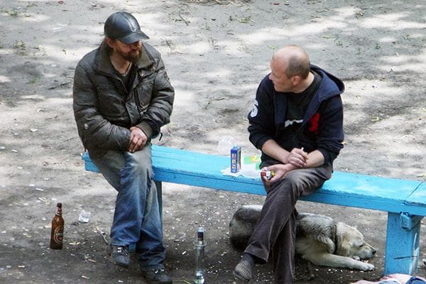 Hommes fumant sur un banc