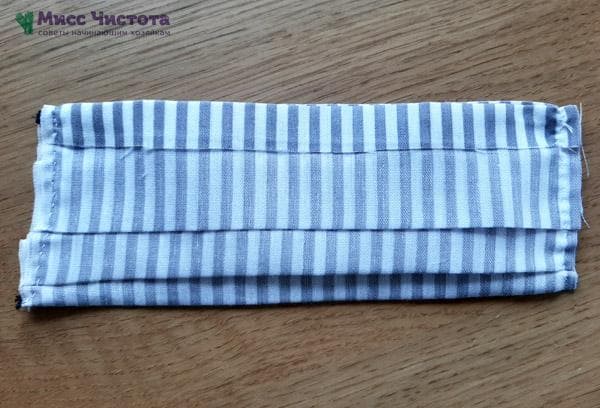 Nous cousons les deux bords ensemble avec des bandes élastiques.