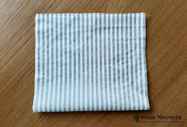 Repassez le tissu et pliez-le en deux