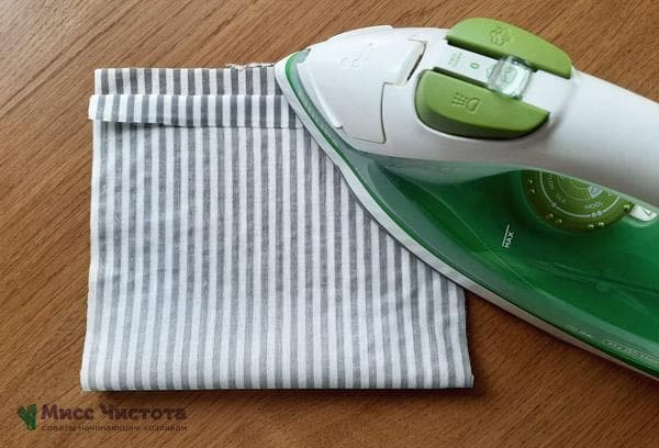 Pliez environ 1,5 à 2 cm de tissu à partir d'un bord