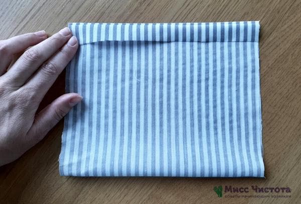 Retournez le tissu et faites de même