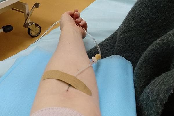 La main du patient avec un goutte-à-goutte