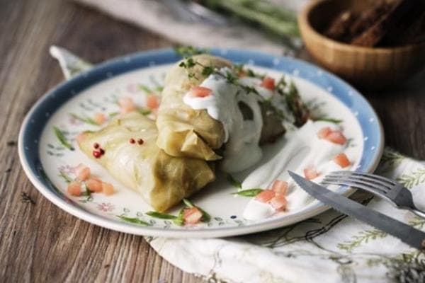 Rouleaux de chou farcis à la crème sure