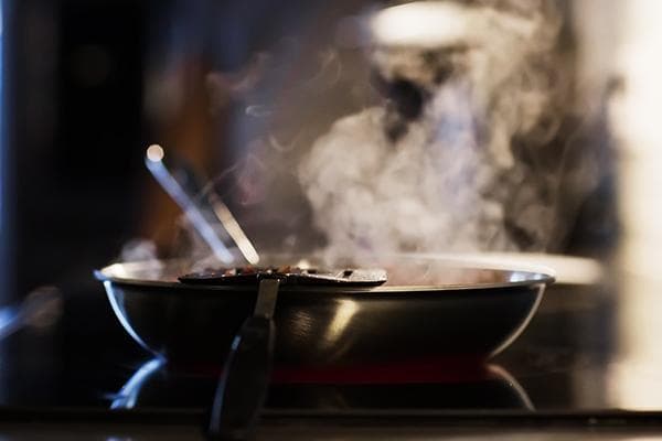 Cuire à la vapeur dans une poêle bien chaude