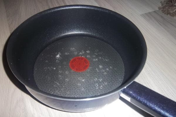 Revêtement antiadhésif endommagé sur une poêle à frire