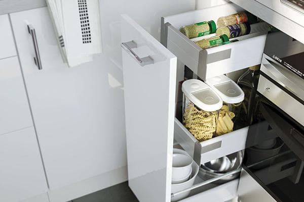 Épicerie et vaisselle dans l'armoire inférieure de la cuisine