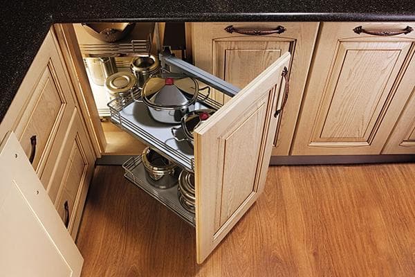 Ranger les casseroles dans une armoire de cuisine inférieure