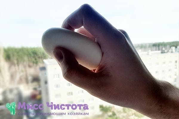 Traiter les vitres avec du savon antibuée