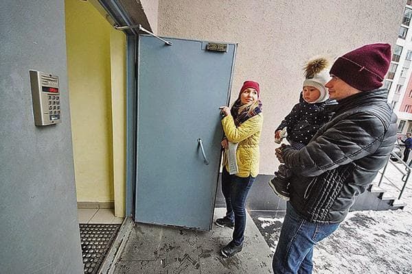 Porte d'entrée ouverte avec interphone
