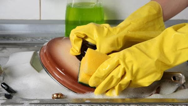 Laver le couvercle d'une casserole en émail