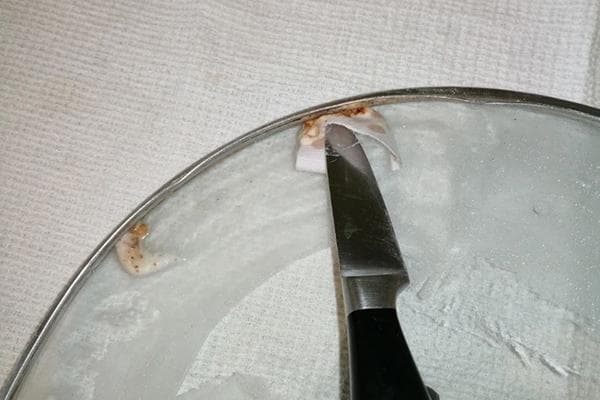 Enlever la graisse sous le bord du couvercle en verre