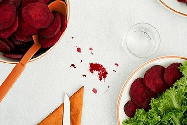 Taches de jus de betterave sur une nappe blanche