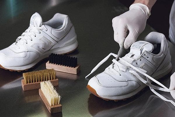 Nettoyer des baskets blanches