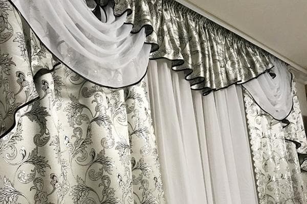 Lambrequin combiné fabriqué à partir de différents types de tissus