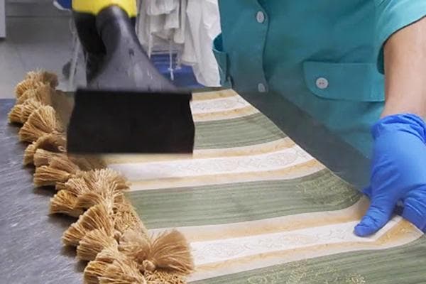 Nettoyer le lambrequin à la vapeur