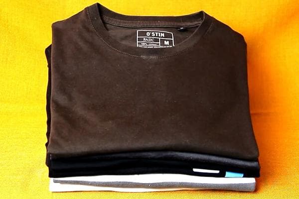 T-shirts pliés dans une pile