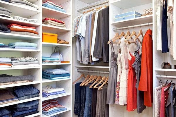 Articles soigneusement pliés dans la garde-robe