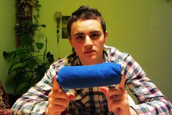 T-shirt plié en rouleau