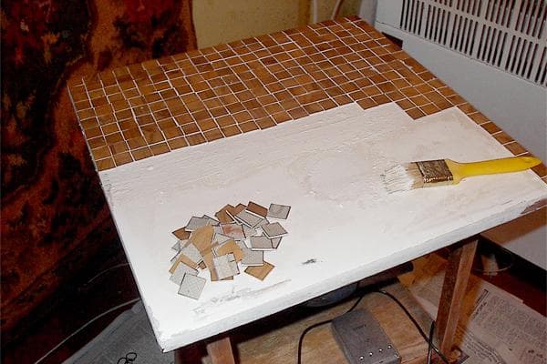 Décorer une table à la datcha avec une mosaïque réalisée à partir de chutes de linoléum