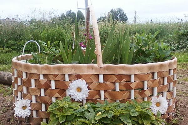 Décorer un parterre de fleurs avec des chutes de linoléum en forme de panier