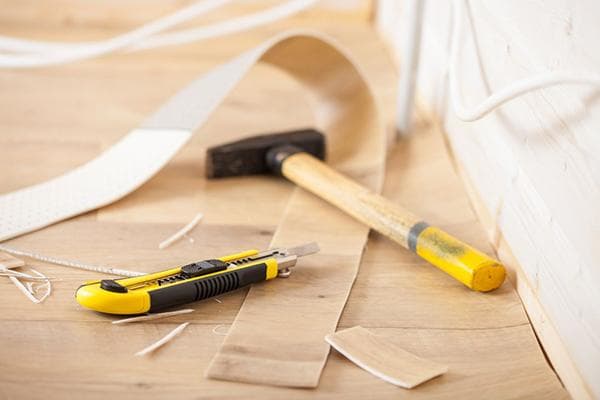 Garnitures de linoléum après réparation