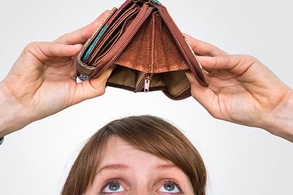 Femme avec un portefeuille vide