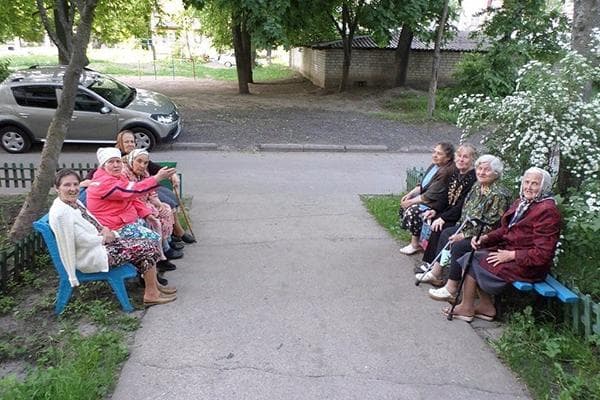 Retraités sur des bancs à l'entrée