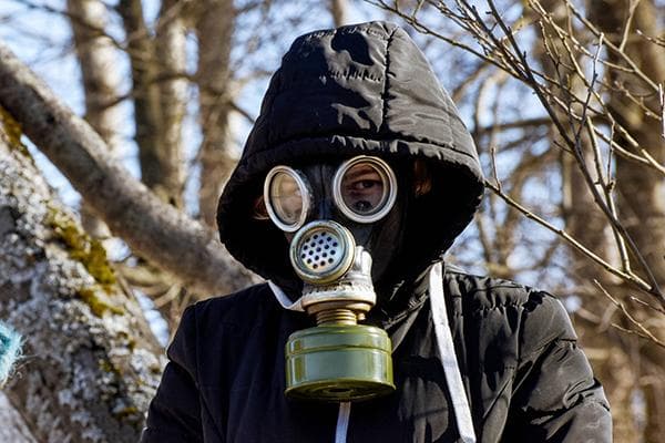 Fille dans une veste et un masque à gaz