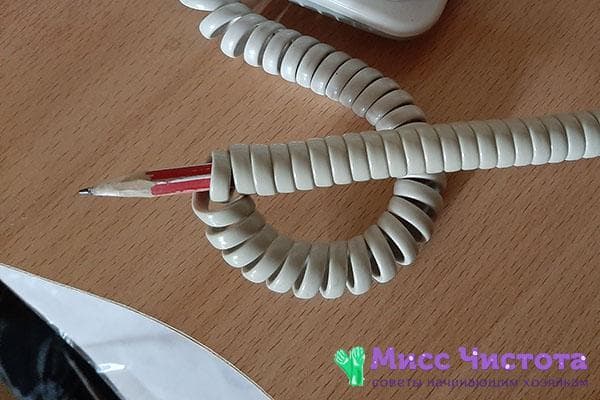 Fil téléphonique enroulé autour d'un crayon