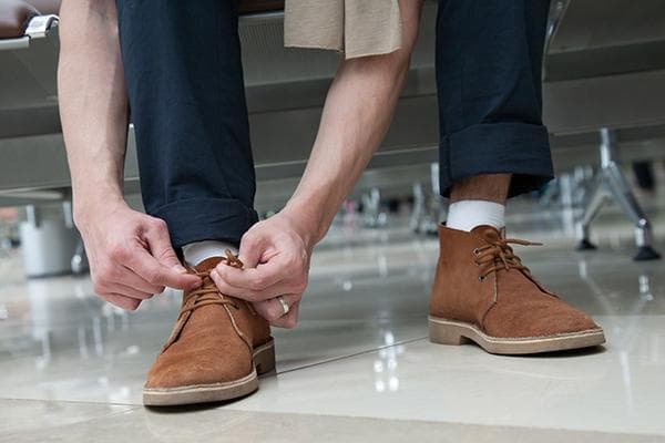 Homme en chaussures en daim