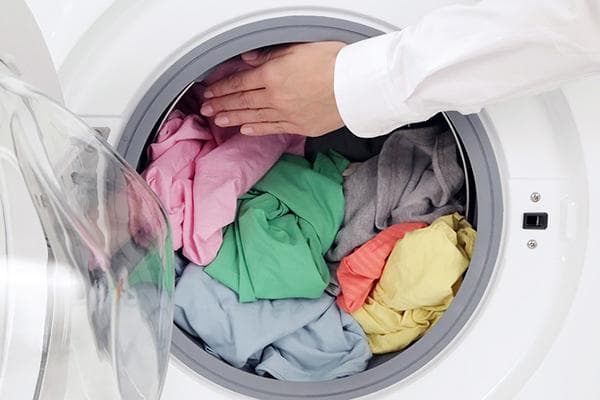 Chargement de la machine à laver