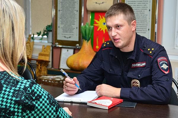 Un policier interroge une femme