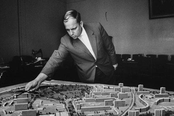 Architecte avec une maquette de développement régional