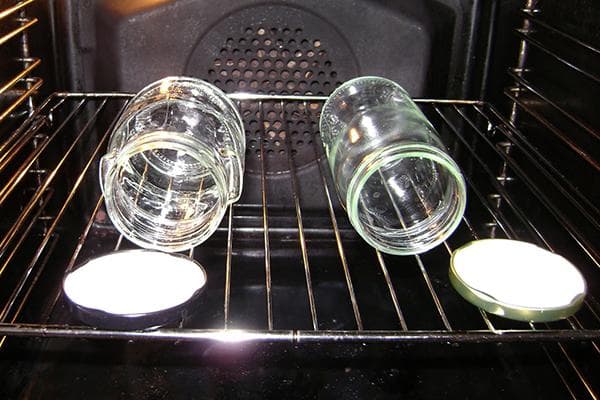 Stériliser les bocaux et les couvercles au four