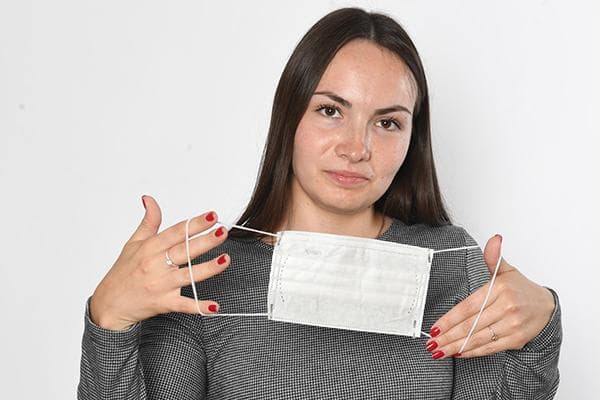Femme avec masque médical