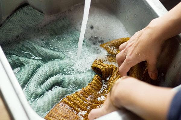 Lavage à la main des articles en laine