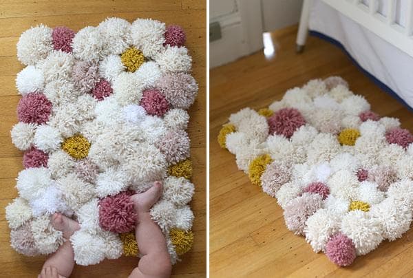Tapis à pompons dans la chambre