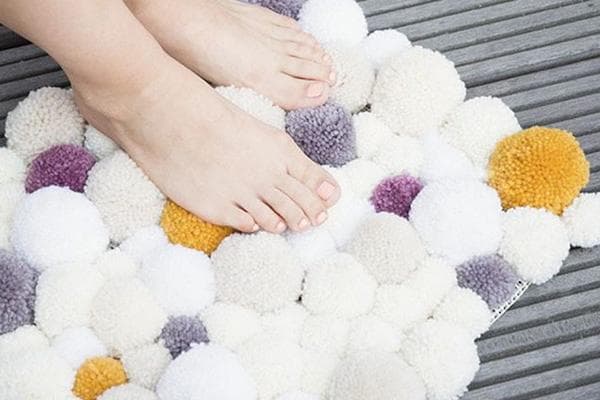 Tapis fait de pompons